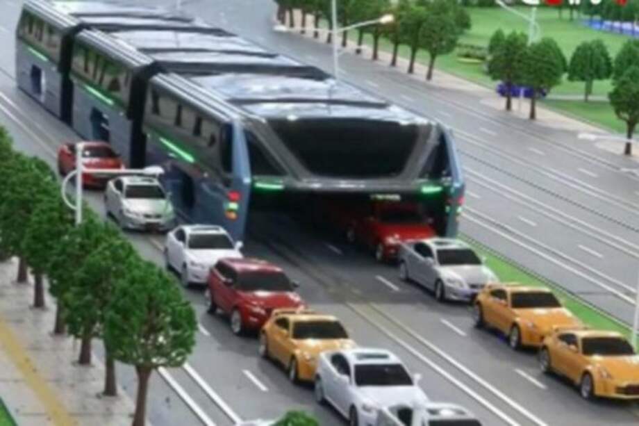 Autobús chino capaz de pasar por encima de los trancones ya es una realidad