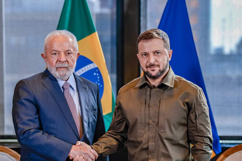 Fotografía cedida por la presidencia de Brasil del presidente de Brasil, Luiz Inácio Lula da Silva (izq.), durante un encuentro con el presidente de Ucrania, Volodymyr Zelensky, hoy en Nueva York (EE. UU).