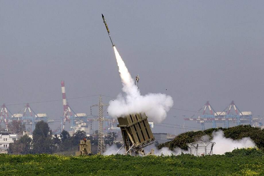 Una batería de defensa antiaérea Iron Dome lanza un misil desde el pueblo de Ashdod, Israel, para interceptar un misil palestino. / EFE