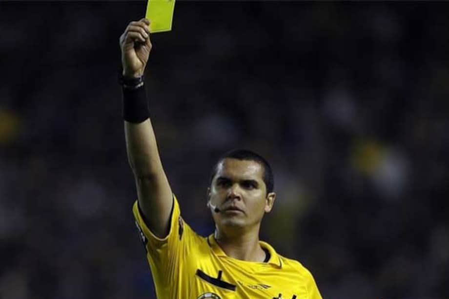 El árbitro brasileño Ricardo Marques. / AFP