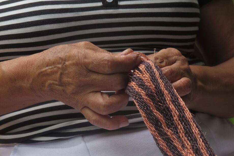 Esta marca colombiano honra nuestros ancestros a través de sus procesos y su respeto a la madre tierra.