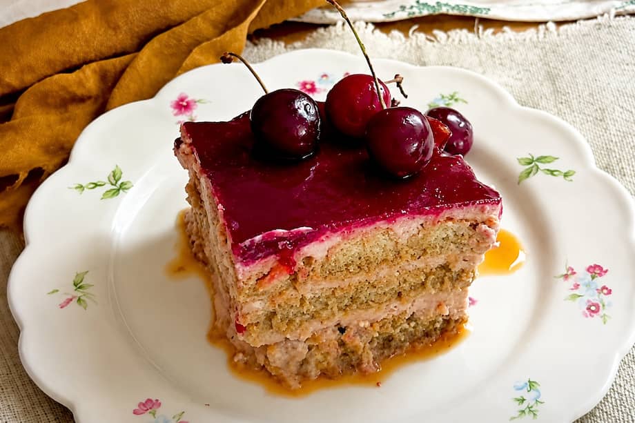 Este tiramisú de cereza se lleva al horno y se prepara en pocos pasos.