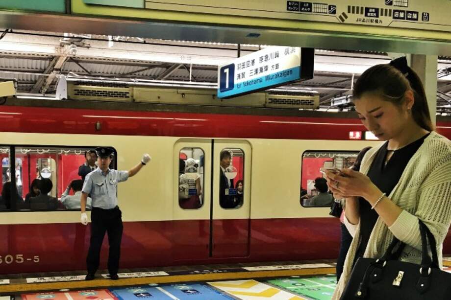 En la estacion de Shinagawa en Tokio, los suelos están marcados con colores y dibujos para asegurar que los pasajeros se suben al tren correcto.