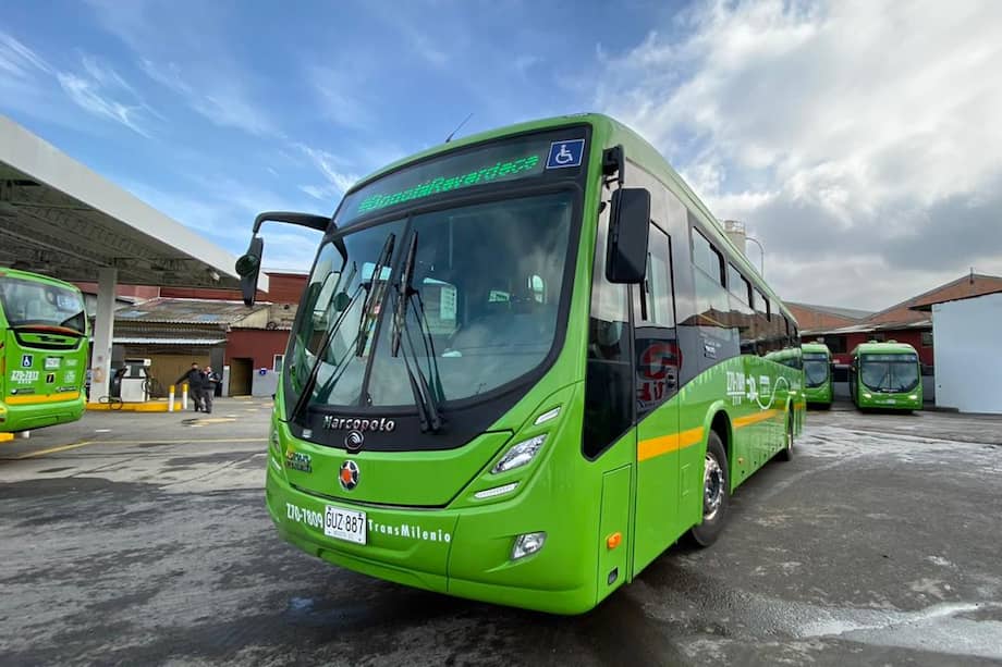 Los vehículos eléctricos son tipo padrón, con capacidad para 83 pasajeros, cuentan con siete cámaras de seguridad y un sistema de cabina independiente para el conductor.
