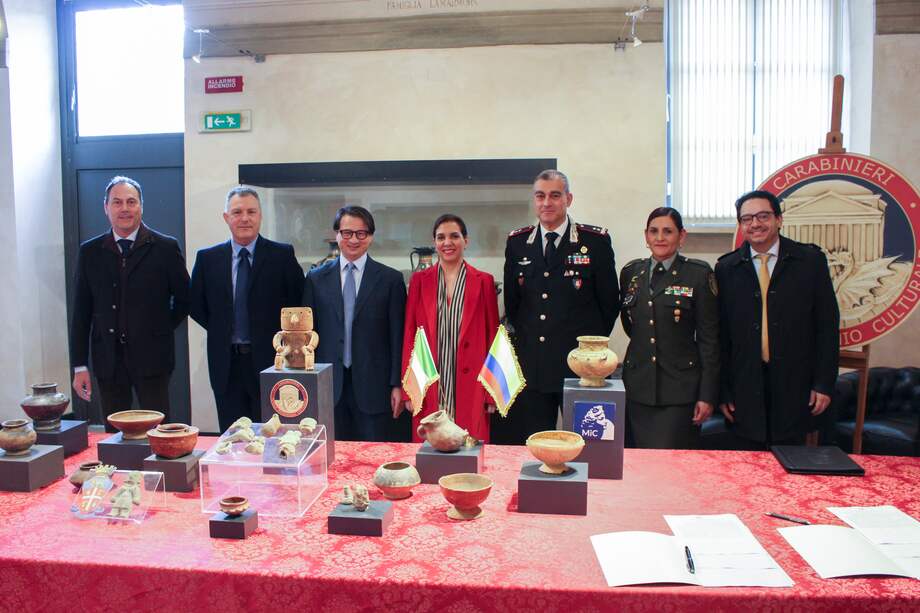 ROMA, 02/03/2024.- El hallazgo fue obra de los carabineros (policía militarizada) de Tutela del Patrimonio Cultural (TPC) de ambas ciudades, que identificaron los objetos en el transcurso de investigaciones destinadas a combatir el tráfico ilícito de bienes culturales y gracias también a la cooperación brindada por la Embajada de Colombia en Italia. EFE/Comando de Tutela del Patrimonio Cultural de los Carabineros (policía militarizada).