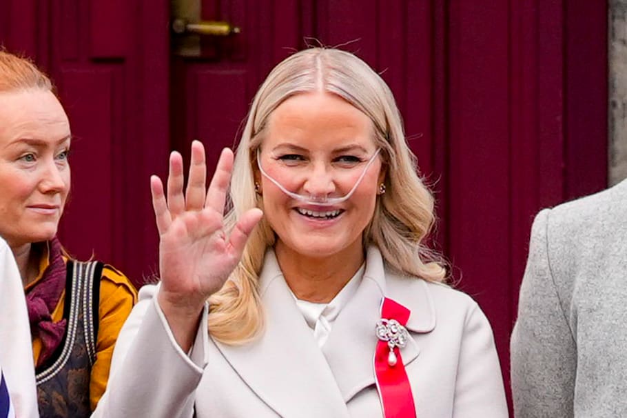ASKER, 17/06/2026.- Fotografía de archivo de la princesa heredera de Noruega Mette-Marit, quien se ha sometido con éxito a un trasplante de pulmón, según informó este miércoles la Casa Real del país escandinavo. "El trasplante de pulmón ha sido un éxito hasta el momento" dijó Arnt Fiane, cirujano cardiotorácico y jefe del Programa de Trasplante de Corazón y Pulmón del Hospital Universitario de Oslo Rikshospitalet, citado en un comunicado de la Casa Real. Mette-Marit seguirá ingresada en el hospital durante las próximas semanas, de acuerdo con el protocolo habitual en ese tipo de intervenciones, indica el comunicado. EFE/ Lise Aserud