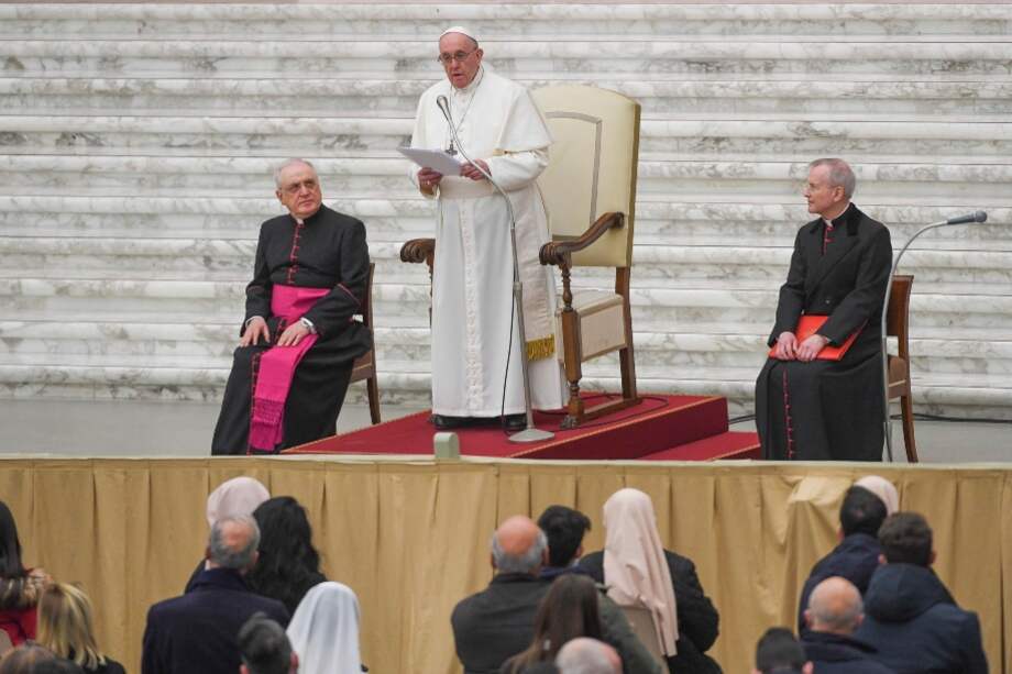 El papa Francisco se reunió con los cerca de 4.000 empleados de la Santa Sede y les prometió conservarles sus trabajos.