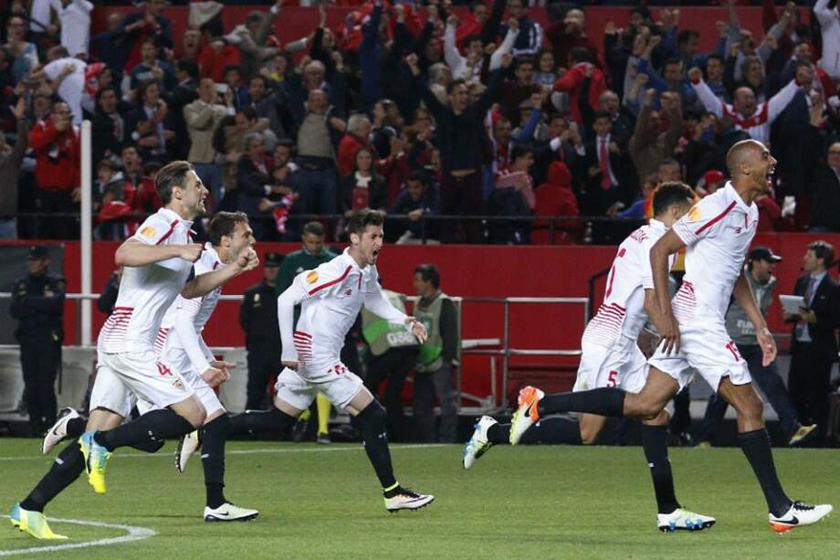 Los jugadores del Sevilla celebran la victoria ante el Athletic de Bilbao tras la tanda de penaltis. / EFE