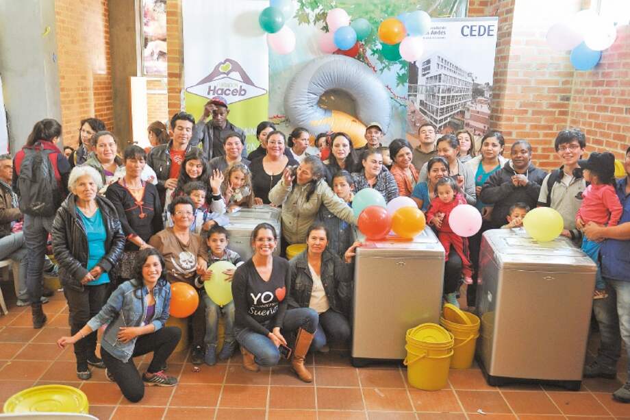 Entrega de lavadoras, a familias de estratos 0, 1 y 2 en el barrio Altos de Cazucá. / Gustavo Torrijos - El Espectador