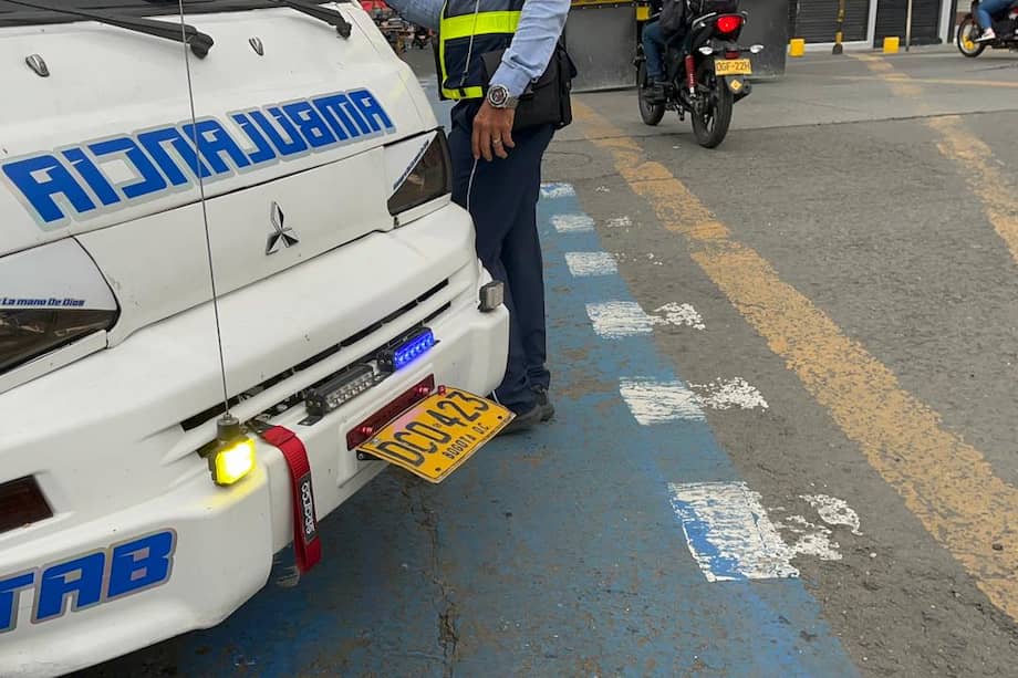 Las autoridades encontraron un dispositivo que permitía mover la placa del vehículo, además de irregularidades en la licencia del conductor.