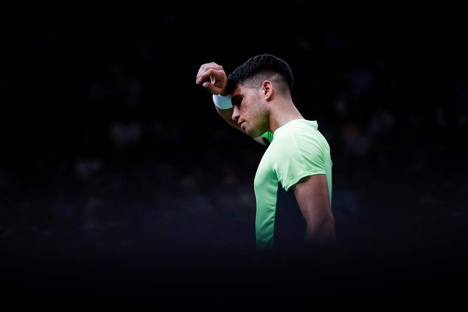 Carlos Alcaraz de España se limpia la cara durante su partido de segunda ronda contra Roman Safiullin de Rusia en el torneo de tenis Rolex Paris Masters en París, Francia, el 31 de octubre de 2023.