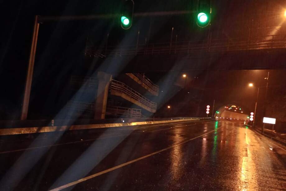 La caída de material sobre la vía Bogotá Villavicencio se presentó en los kilómetros 56, 58 y 69.