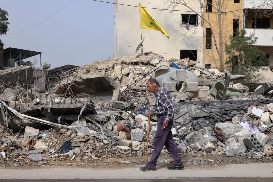 Un hombre camina junto a los escombros de un edificio destruido en la ciudad de Nabatieh, en el sur de Líbano, el 18 de abril de 2026.