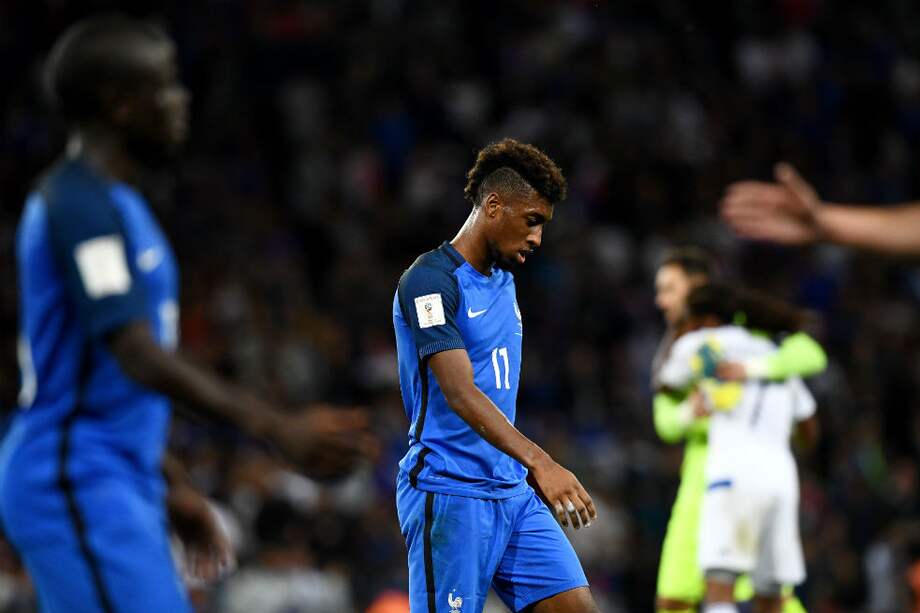 Los jugadores franceses salen cabizbajos tras el empate como locales frente a Luxemburgo. / AFP