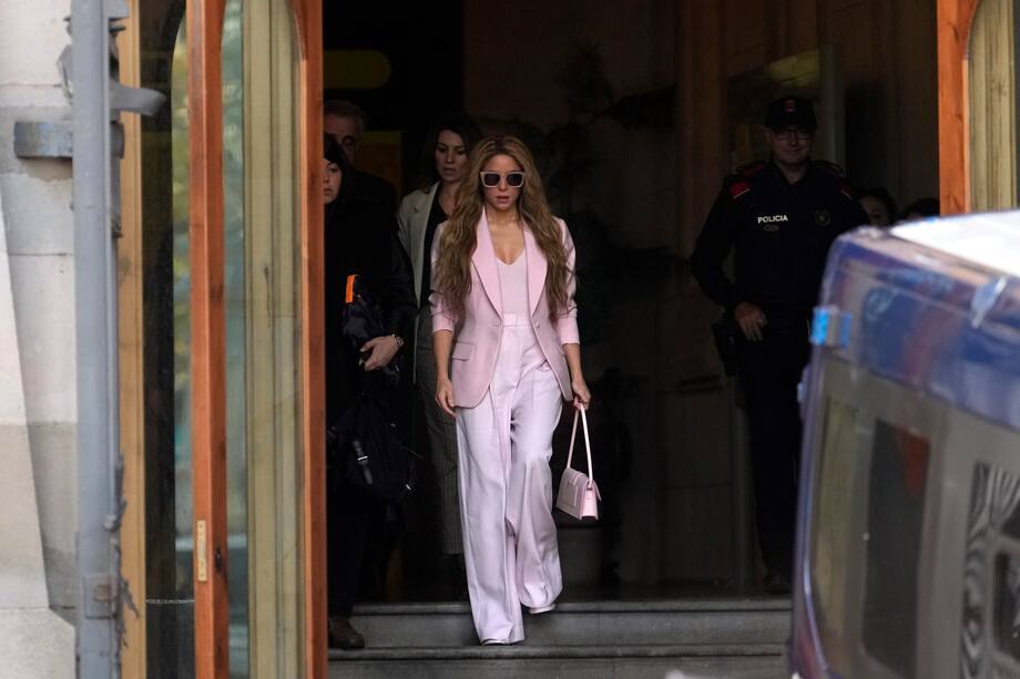 GRAFCAT6506. BARCELONA, 20/11/2023.- La cantante Shakira a su salida de la Audiencia de Barcelona tras aceptar este lunes el pago de una multa millonaria a cambio de una rebaja de condena que evitará su entrada en prisión, tras admitir que defraudó 14,5 millones a Hacienda entre los años 2012 y 2014. EFE/Enric Fontcuberta