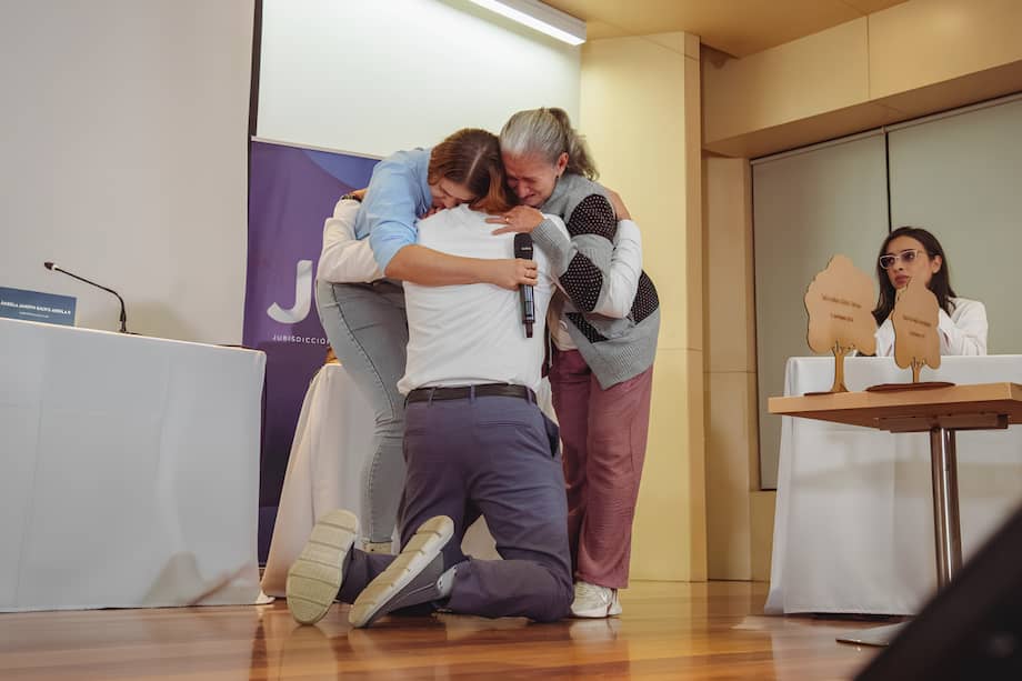 La JEP también ha permitido encuentros inéditos entre víctimas y victimarios. En este, el teniente (r) Andrés Mauricio Rosero Bravo se arrodilló para pedirle perdón a la la madre e hija de John Darío Giraldo Quintero, asesinado en 2003 y presentado como una ejecución extrajudicial.