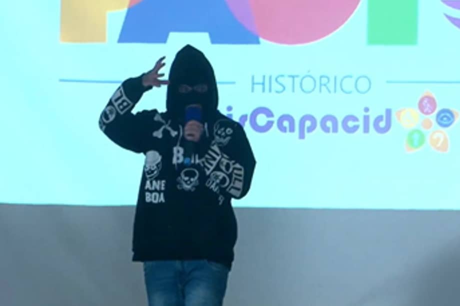 El joven sostuvo que sus padres eran personas en condición de discapacidad y que él mismo, por cuenta de un supuesto exceso policial, había sido víctima de una lesión ocular en medio del paro.