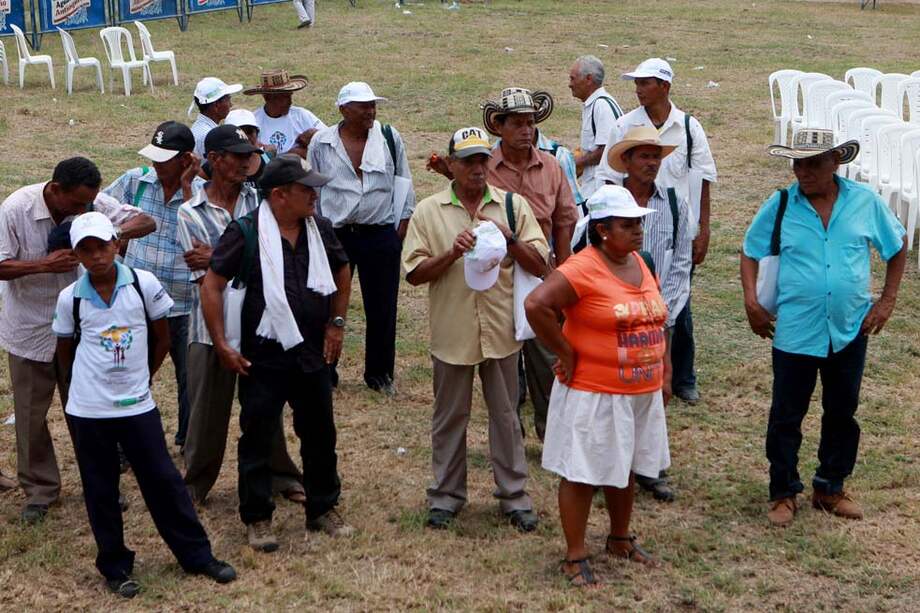 Entrega de títulos a campesinos a quienes se les restituyó la tierra en Córdoba. / Restitución de Tierras