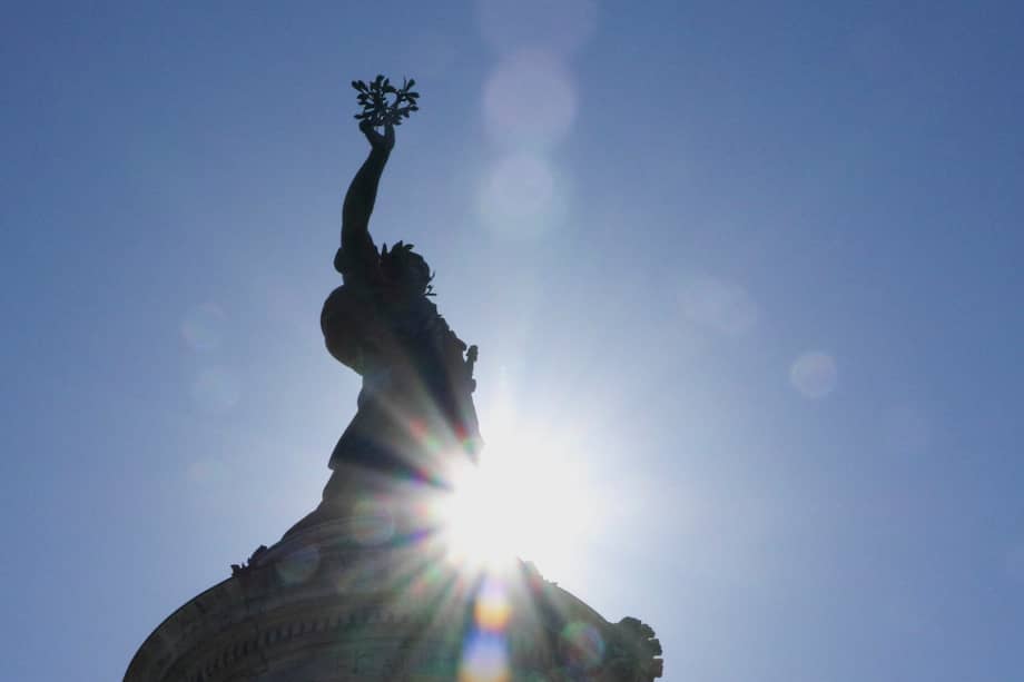 PARÍS, 27/05/2026.- El sol luce este miércoles en París. Francia registró ayer un nuevo récord histórico de calor para un mes de mayo, por segundo día consecutivo, en medio de una ola de calor inusual para estas fechas y que ya ha dejado al menos ocho fallecidos, entre ellos una nueva víctima por ahogamiento en el departamento de Val-d'Oise, al norte de París. EFE/ Edgar Sapiña Manchado