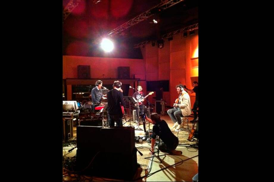 Café Tacvba durante la grabación del disco "El objeto antes llamado disco". / @cafetacvba