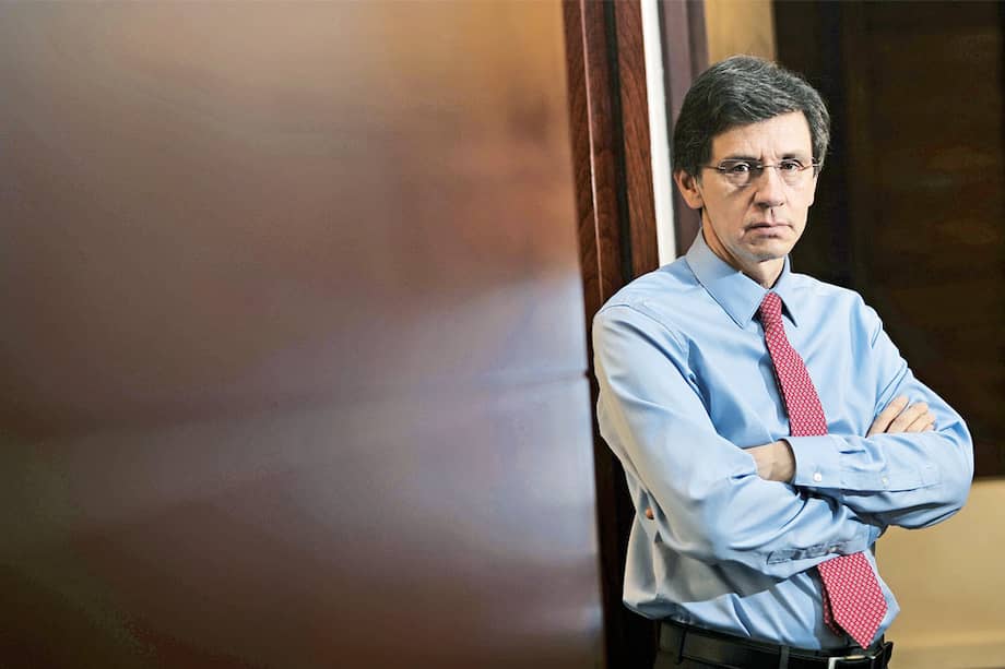 Andrés Arango, presidente de Ospinas, cuenta que la fachada de Plaza Central se iluminará con distintos colores pues la finalidad, además de la estética, es iluminar la zona, que hoy es muy oscura. / Cristian Garavito.