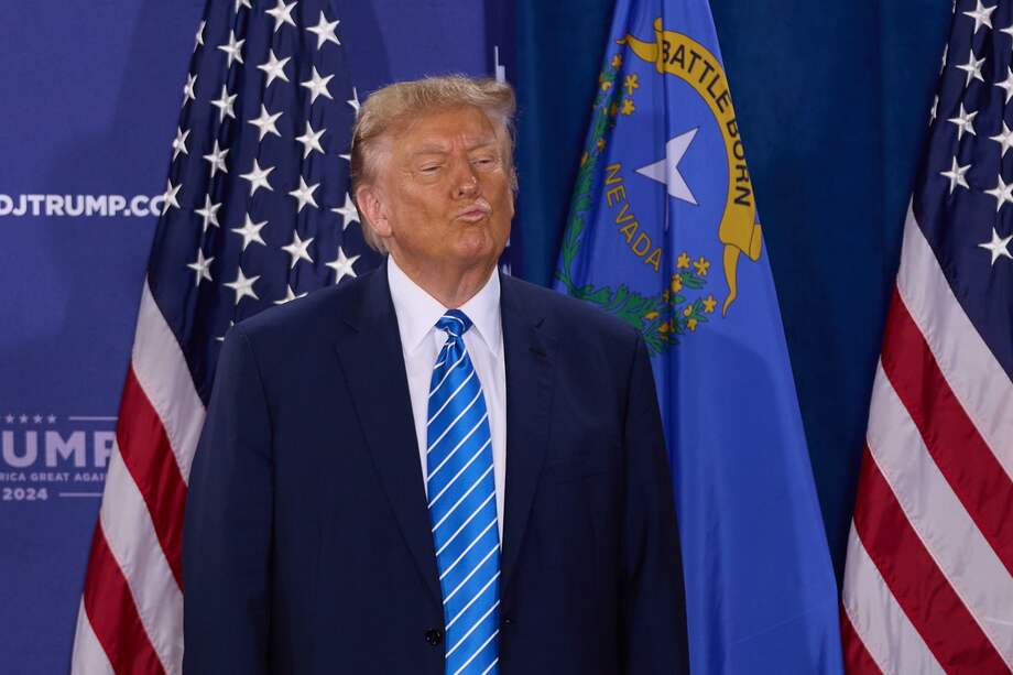 El candidato presidencial republicano, el ex presidente Donald J. Trump, lanza un beso durante su evento Compromiso con el Caucus en Big League Dreams hoy, en Las Vegas, Nevada (EE.UU.).