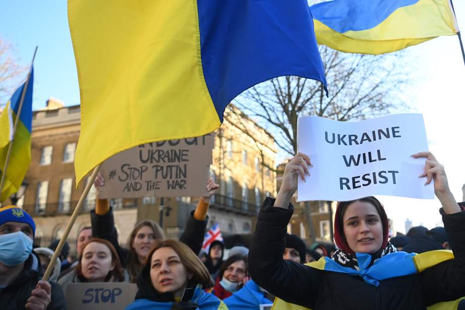 Los ucranianos protestan contra la invasión rusa de Ucrania frente a Downing Street en Londres, Gran Bretaña, el 24 de febrero de 2022. EFE/EPA/NEIL HALL