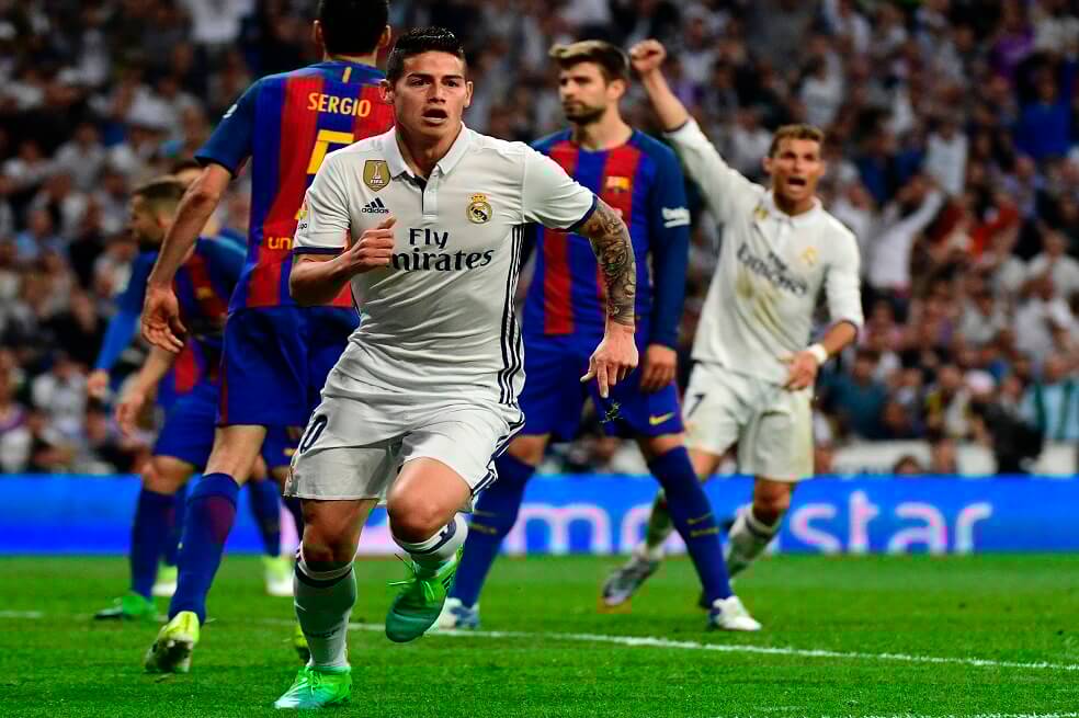 James Rodríguez enfrentó al Barcelona en su primer etapa en el Real Madrid. / AFP