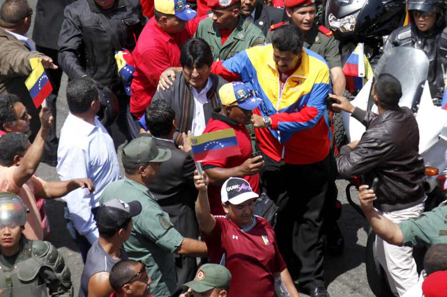 El presidente boliviano, Evo Morales (izq), y el vicepresidente venezolano, Nicolás Maduro (der), ayer en las calles de Caracas. / EFE