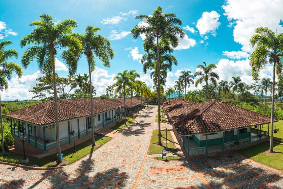 El Decameron Las Heliconias está ubicado en el corazón del Eje Cafetero, en la fértil Cordillera Central de Colombia, caracterizada por su delicioso café.