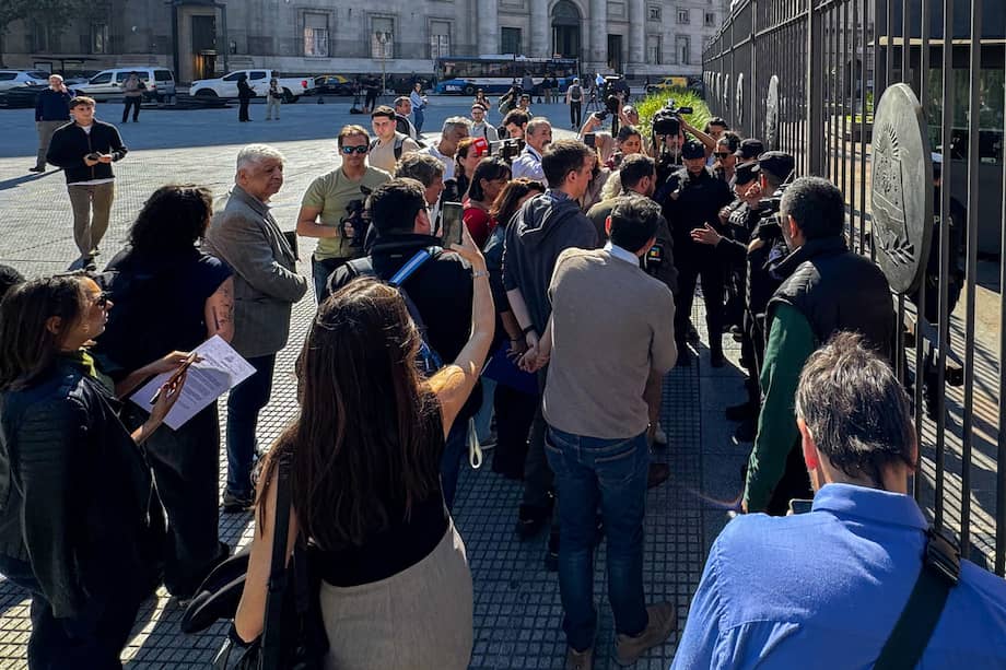 Periodistas esperan en la entrada de la Casa Rosada este jueves, en Buenos Aires (Argentina).
