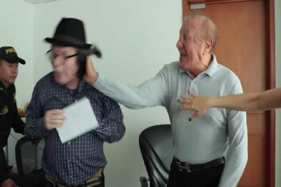 Rodolfo Hernández al momento de la agresión contra el concejal John Claro. / Tomado de Twitter @criticolombia