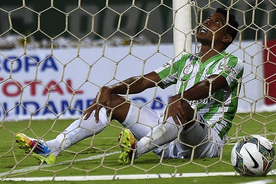 Luis Carlos Ruiz se lamenta un cabezazo que se fue por encima del travesaño de Marcelo Barovero. Foto: AFP