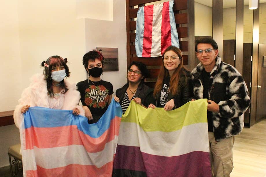 Estudiantes del colectivo Mariposario en la inaguración del baño para todas las personas de la Universidad del Rosario.