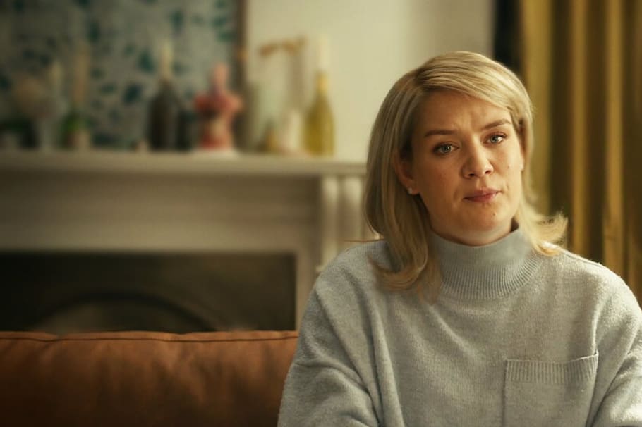 La producción de Neflix gira en torno a la patóloga forense Caroline Muirhead, quien inició una relación con Alexander McKellar. Más adelante descubrió que estaba involucrado en un homicidio.