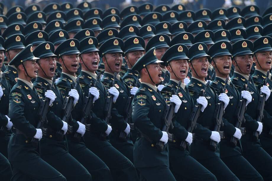 Tropas chinas durante desfile militar. El presupuesto militar chino lleva 27 años creciendo.