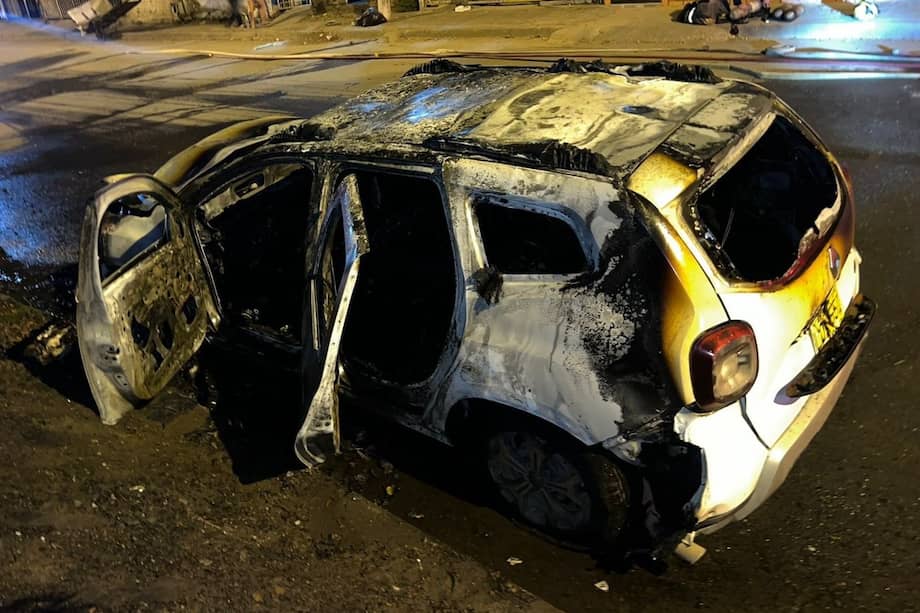 Los cuatro pasajeros del vehículo tuvieron que salir luego de que les lanzaron la bomba molotov.