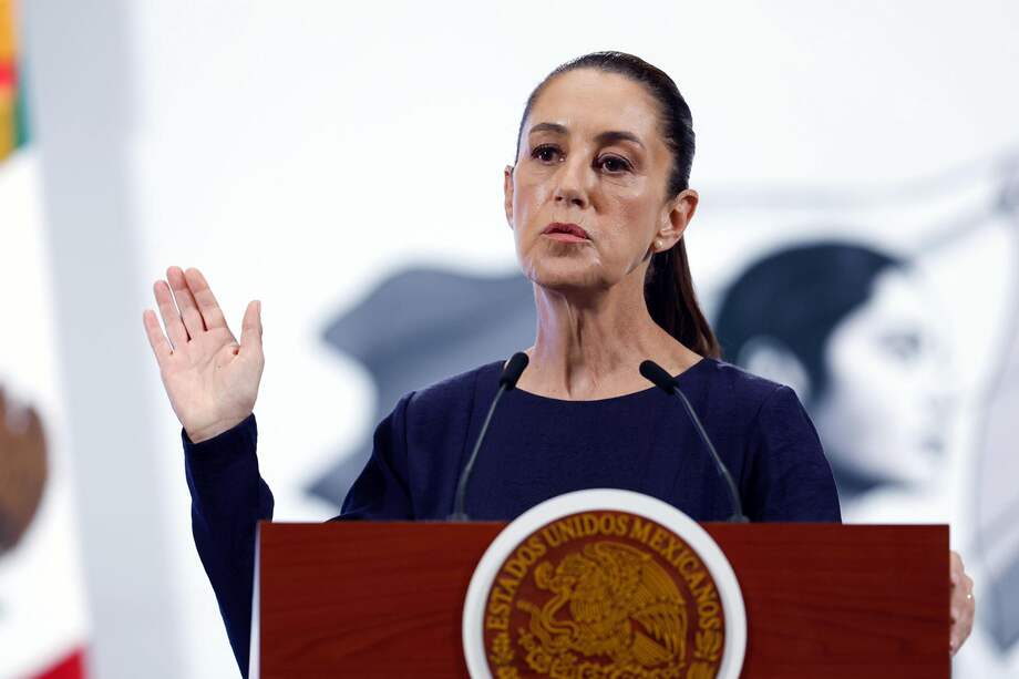 La presidenta de México Claudia Sheinbaum, participa este lunes durante su conferencia de prensa en Palacio Nacional de la Ciudad de México (México).