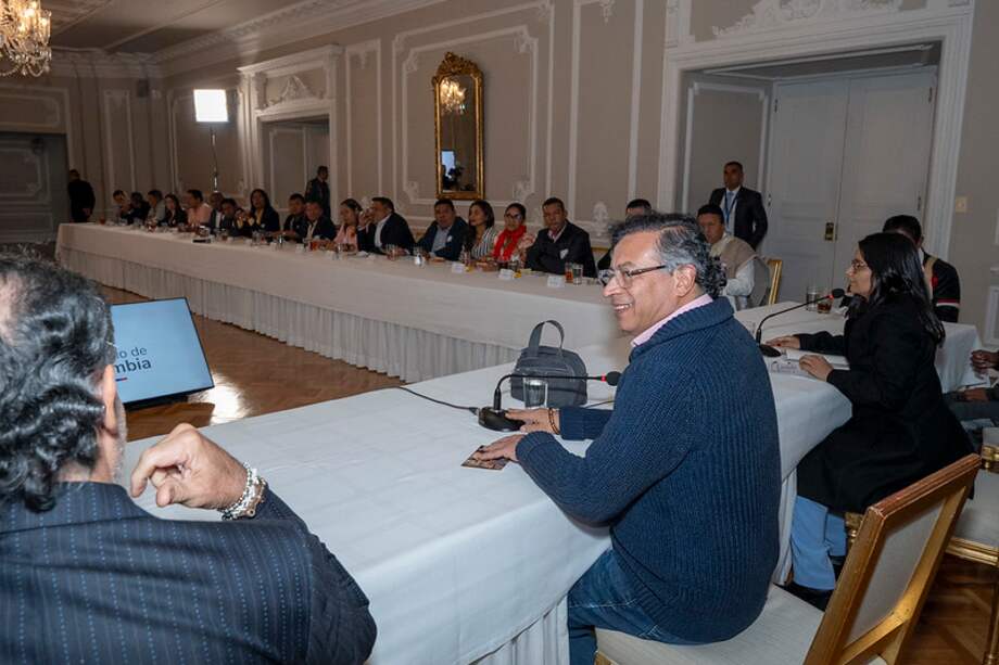 El presidente Gustavo Petro en una reunión con los movimientos sociales e indígenas.