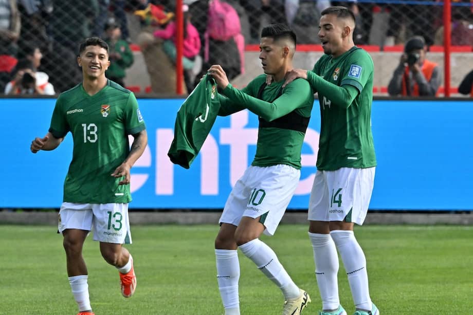Ramiro Vaca, Lucas Chávez y Robson Matheus, futbolistas de la selección de Bolivia.