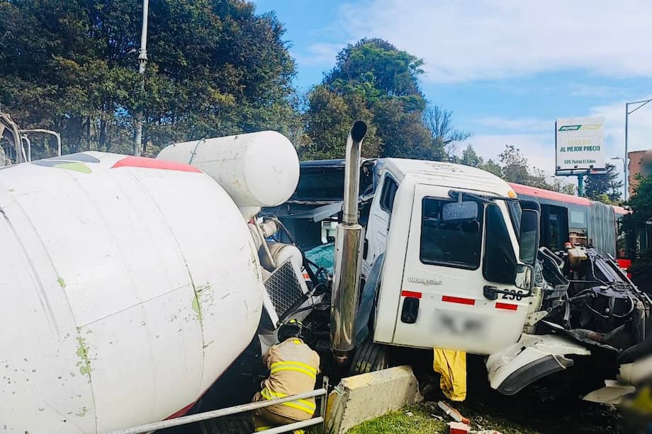 Mezcladora que chocó contra un Transmilenio este viernes 23 de agosto.