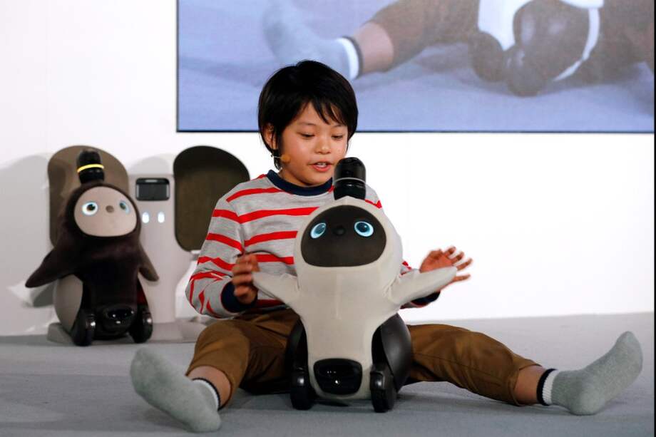 Según el inventor, por primera vez la robótica y la inteligencia artificial se fusionan para incidir en "lo emocional" y no solo "buscar la productividad". / EFE.