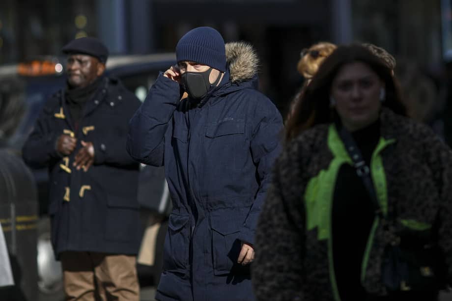 Un hombre usa una máscara facial protectora mientras camina por Oxford Street en Londres, Reino Unido. / Bloomberg.