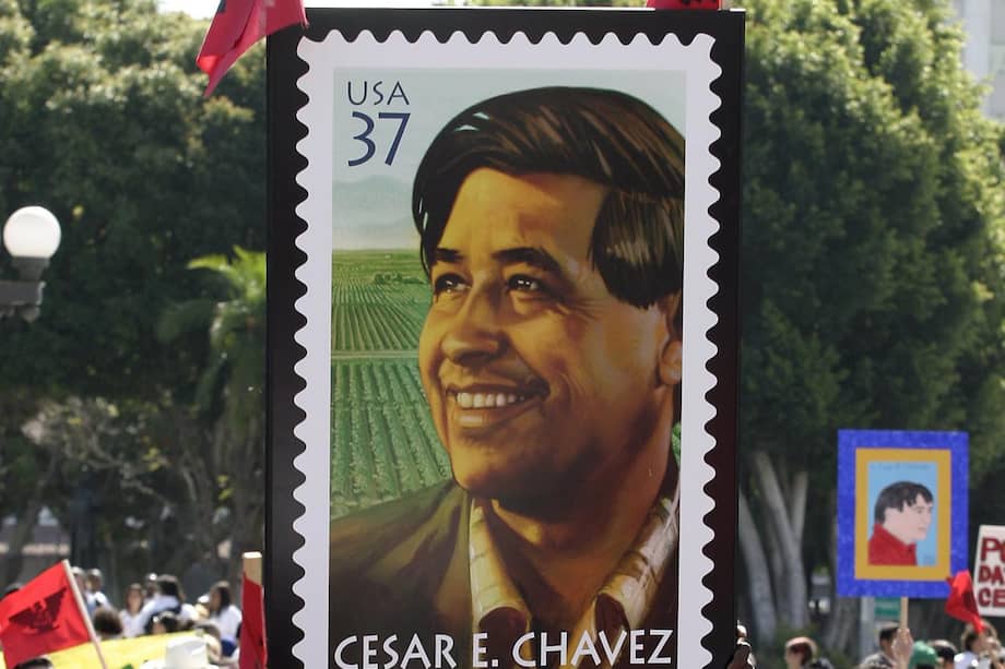Personas sosteniendo una imagen del sindicalista César Chávez durante una marcha en la ciudad de Los Angeles (Estados Unidos).