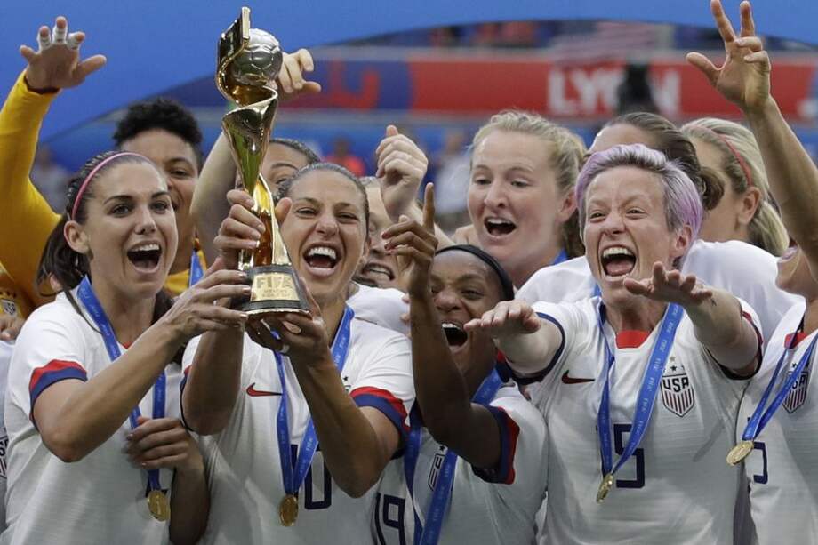 Alex Morgan (Izquierda), una de las figuras de la selección de Estados Unidos, es madre desde 2020.