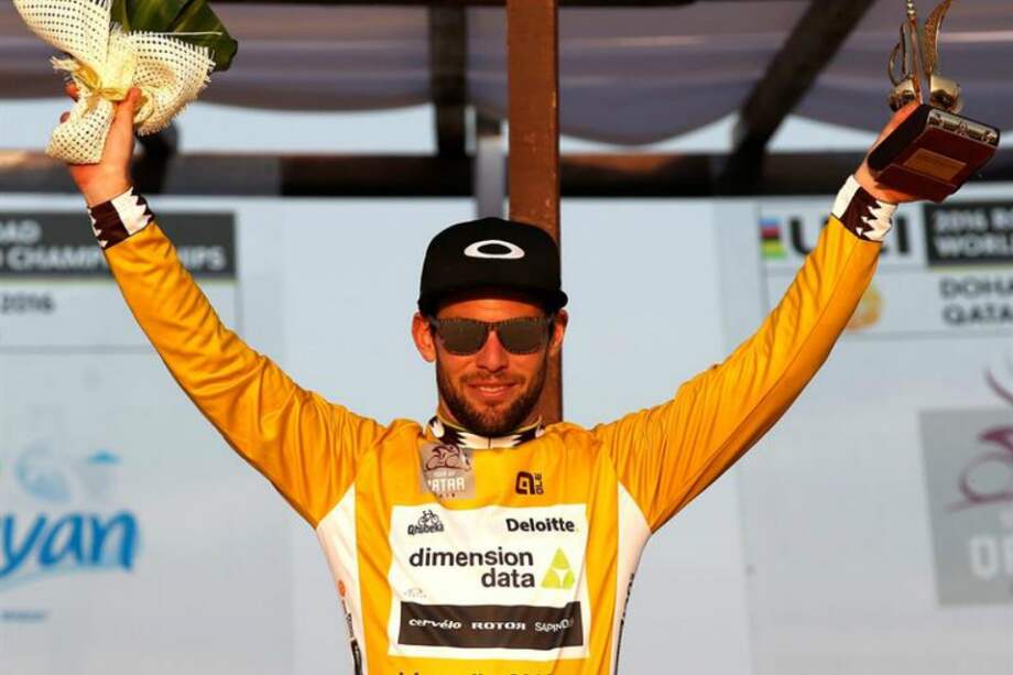 El ciclista británico del Dimension Data, Mark Cavendish, celebra en el podio la victoria conseguida en el Tour de Catar 2016. / EFE
