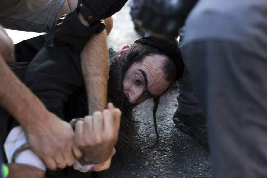 Imagen del momento de la captura del extremista judío. / EFE