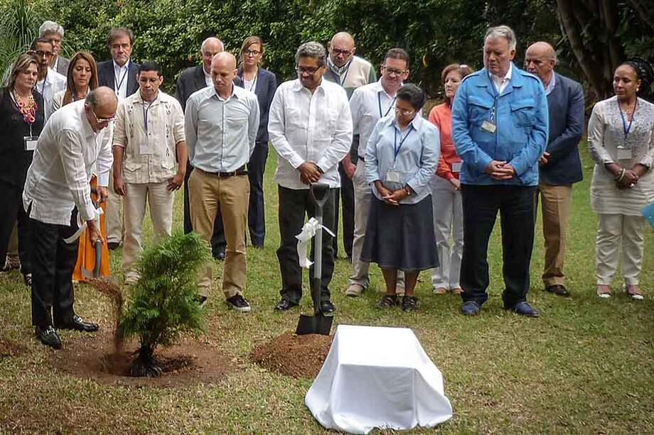Quinta comisión de víctimas del conflicto que asistieron a la mesa de negociación de La Habana. / AFP