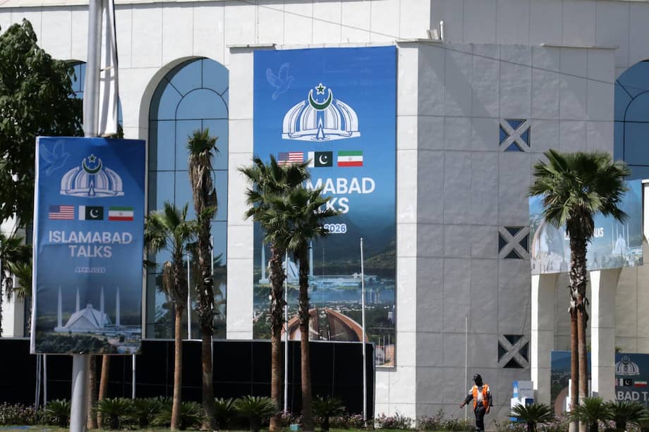 Trabajadores limpian una carretera mientras Pakistán se prepara para acoger una segunda ronda de conversaciones de paz entre Estados Unidos e Irán en Islamabad, Pakistán, 19 de abril de 2026.