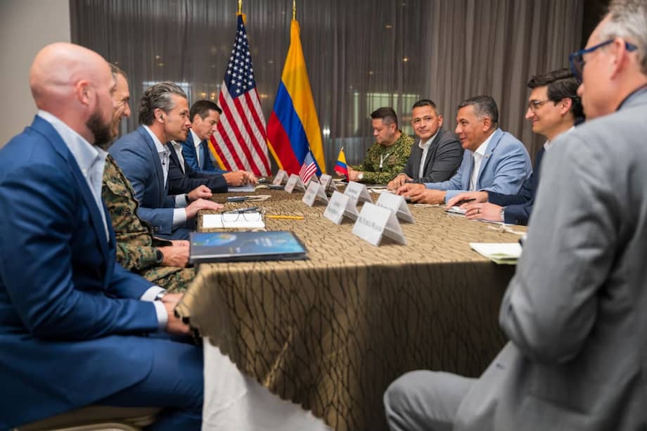 “Colombia ya solicitó que el Departamento de Guerra (de Estados Unidos) se sume en su lucha contra el narcoterrorismo, autorizando operaciones militares conjuntas para destruir terroristas y redes terrorista”, dijo Pete Hegseth, secretario de Guerra de Estados Unidos.